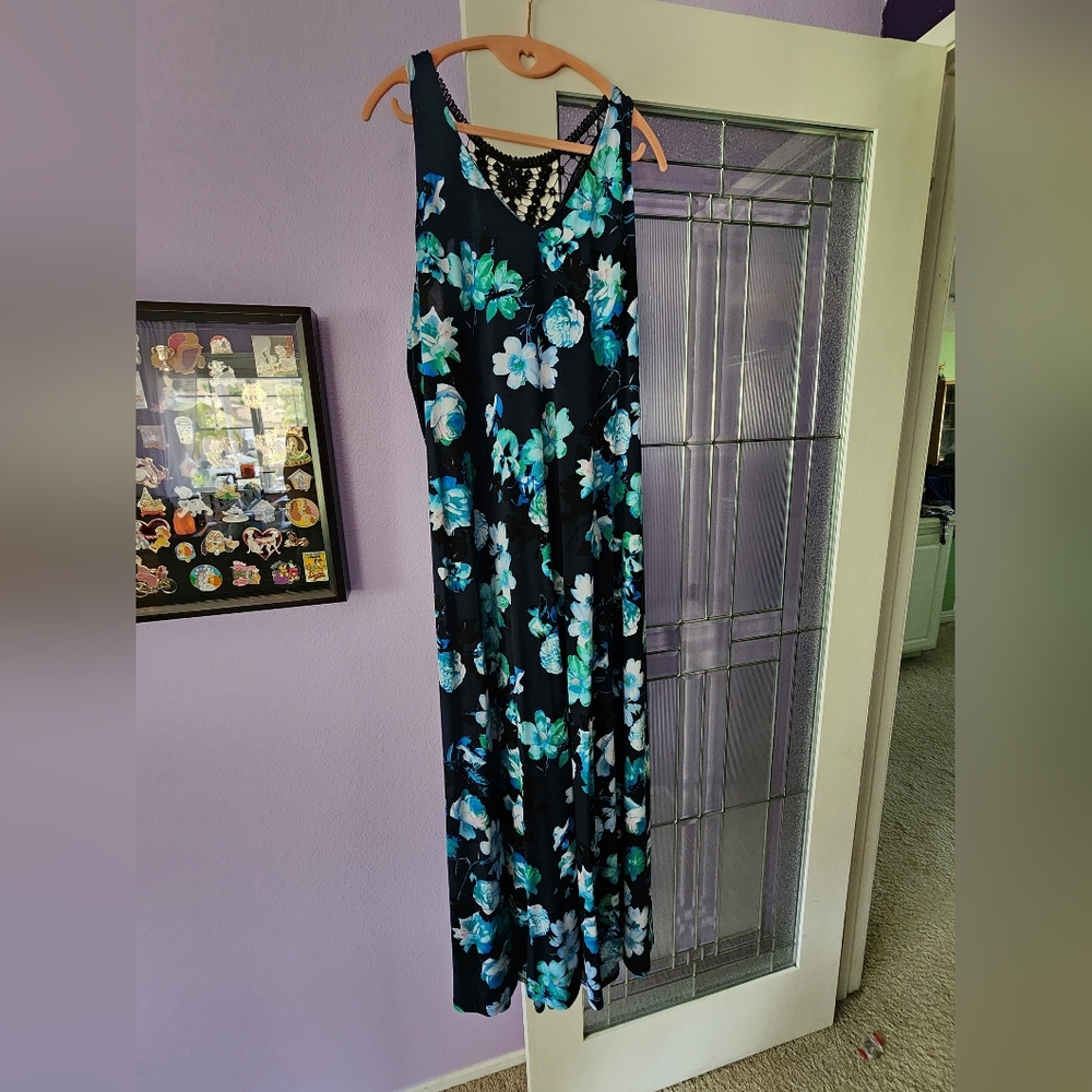 Great summer dress with lace detail